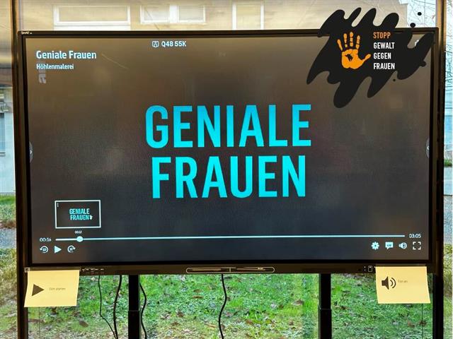 Bildschirm mit Text  und Piktogramm Stopp Gewalt gegen Frauen